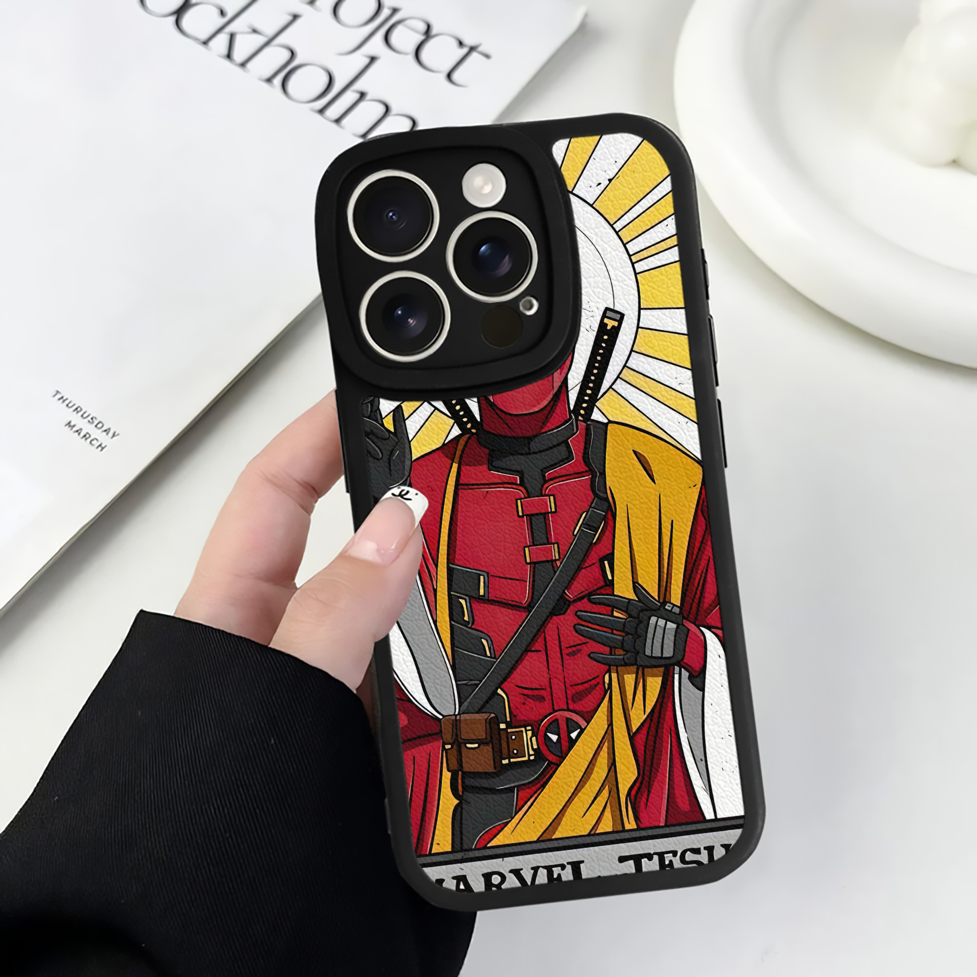 （画像用） Deadpool デッドプール 【iPhone 16シリーズ対応】シリコンスマホケース（レザー調） 材質：シリコン